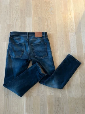 Mörkblå Jack & Jones jeans  - Säljer ett par mörkblåa Jack & Jones jeans i storlek W29 L30. Jeansen är modellen slim straight och är i bra skick. Pris kan diskuteras och skriv vid funderingar!
