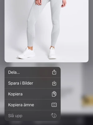 Ljusgrå seamless leggings - Säljer ett par ljusgrå seamless leggings med hög midja och tight passform. Perfekta för träning eller chill, tillverkade i stretchigt material som formar sig efter kroppen. Diskret mönster längs benen ger en snygg look. Passar dig som gillar stilrena träningskläder.