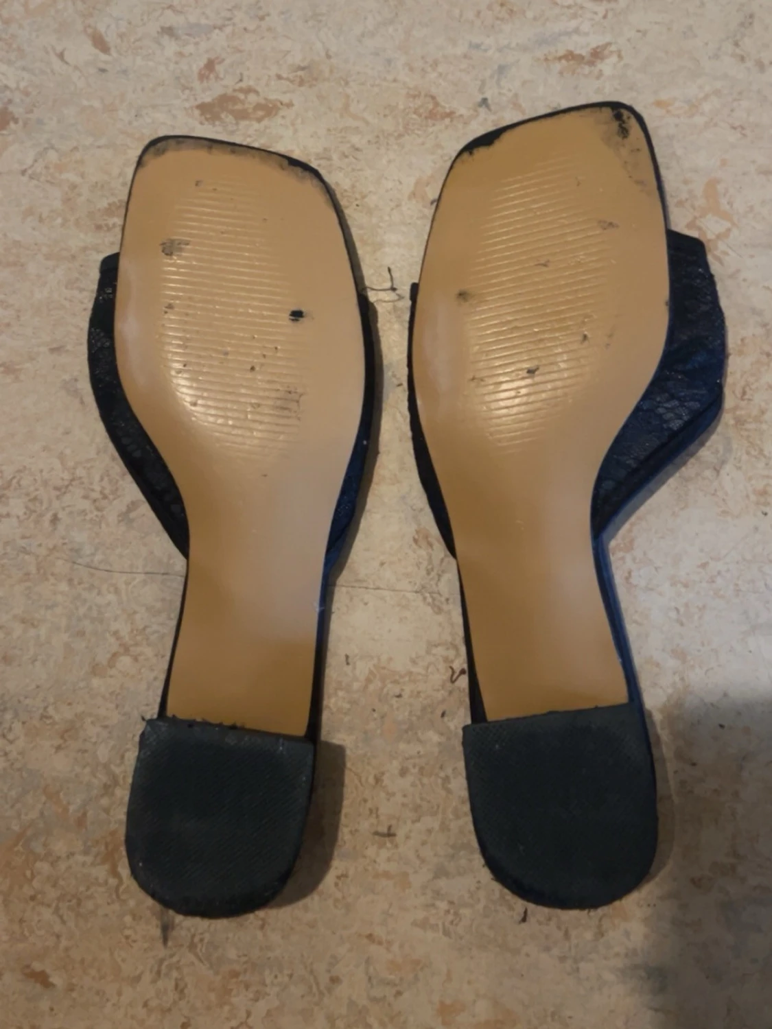 Svarta slip-in tofflor med rosett - 1