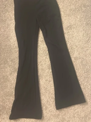 Svarta bootcut leggings - Säljer ett par svarta utsvängda leggings!💕💕