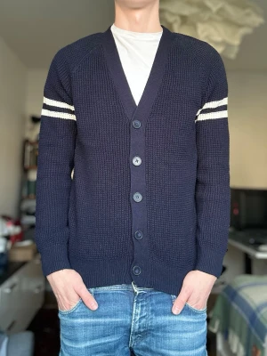 Stickad Cardigan - Tja! Säljer denna feta stickade cardigan från primark med unika vita ränder i storlek S f. Skick 8.5/10, väl omhändertagen. Pm för prisförslag och frågor. /TA