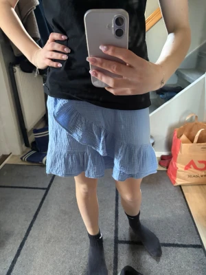 Ljusblå kjol med volang - Säljer en ljusblå kortkjol 