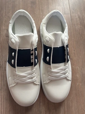 Vit blåa sneakers  - Storlek 44