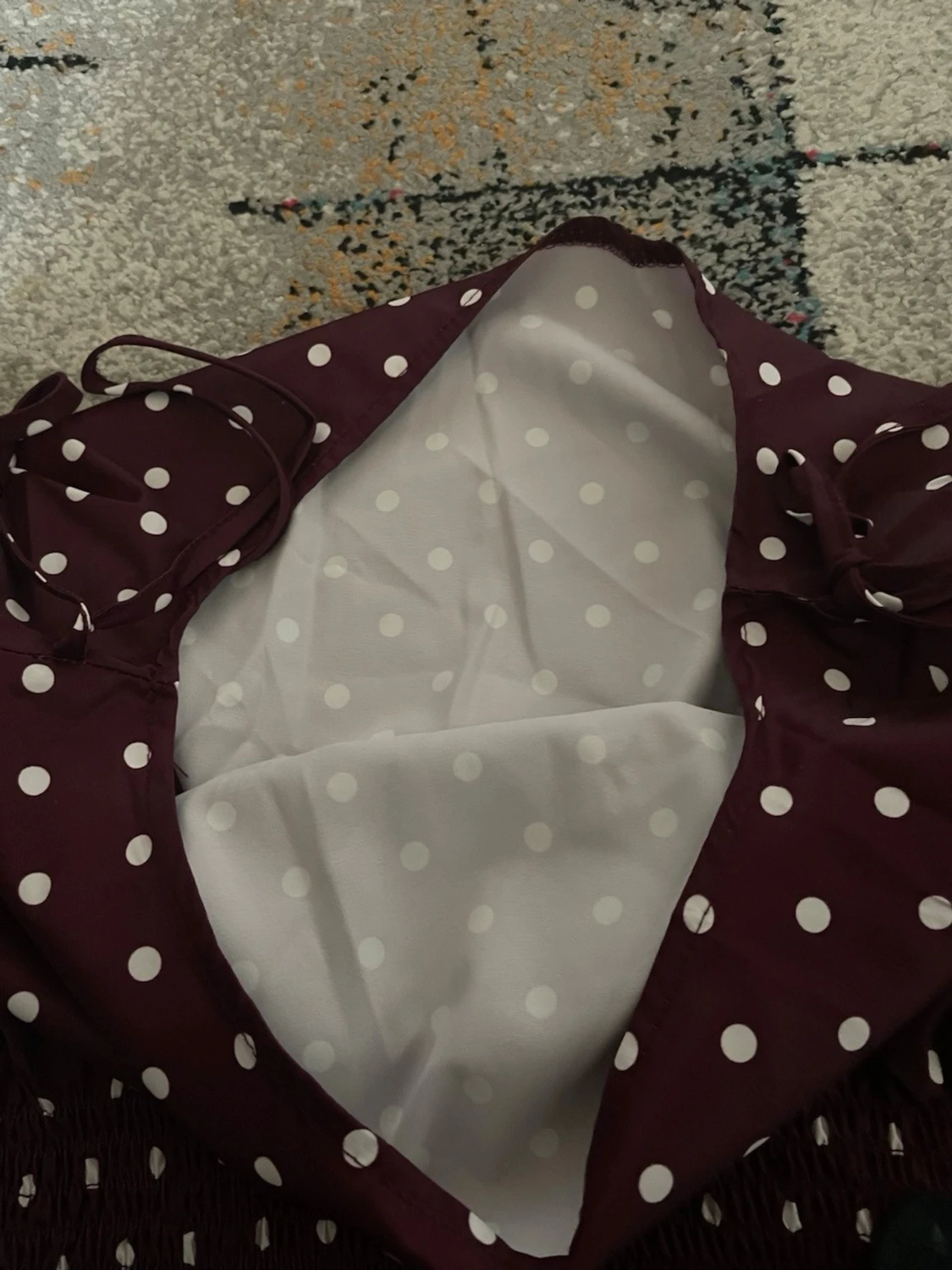 Vinröd prickig topp med smock - 1