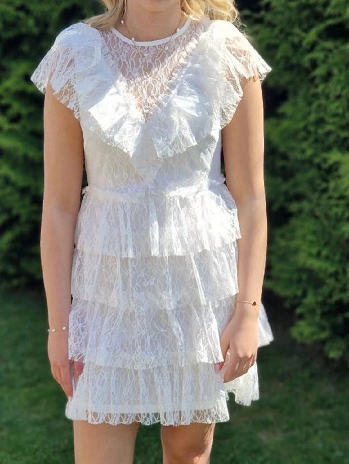 Vit spetsklänning med volanger
