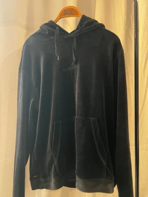 Svart hoodie från Ciszere - Svart hoodie från Ciszere i storlek M