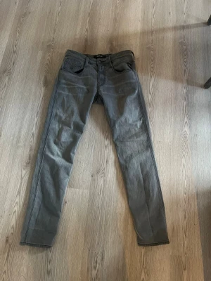 Gråa replay jeans  - Replay jeans i modelen anbbas som sitter bra