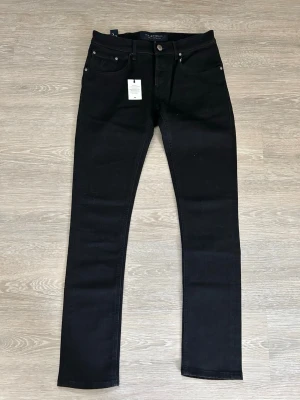 Handpicked - Handpicked Milano | Storlek: 30 | Färg: Svart | Modell: Milano (slim) | Skick: Nya med tags | Modellen är ~177cm 62kg | Nypris: 300€