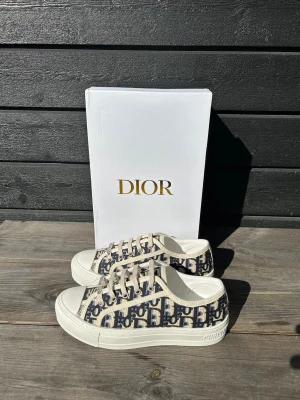 Dior Skor Dam  - Säljer dessa oehört snygga dior skor i nyskick, aldrig använda, allg og medföljer, priset kan diskuteras vid snabb affär så kom gärna med bud! 