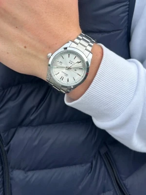 Silverfärgad klocka från Doventi  - 🌟 Doventi - Helt ny och oanvänd klocka i toppskick! 🌟 🎁 Levereras komplett med originalbox. ✨ Perfekt skick, garanterat utan defekter. ⚙️ justering för optimal passform. 🚀 Snabb leverans samma dag – direkt till dig!