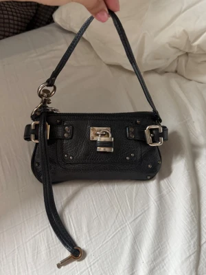 Chloé Paddington clutch  - Chloé black leather Paddington clutch with silver hardware. Väskan är äkta och köpt i New York. Kod finns. Nypris är cirka 5k , se sista bild. 