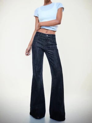 Bershka  - Trendiga jeans från bershka som är helt slutsålda! Dom är i storlek 32/regular som jag sprättat så de blivit lite längre! De passar mig i längden som är 168 cm lång!