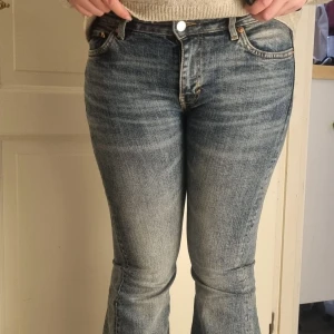 Blå bootcut jeans från Weekday modell Flame - Snygga blå jeans med bootcut-modell, låg midja. Storlek W28 L32. Säljer dessa då jag köpte fel storlek, så jag register denna till någon som skulle vilja ha dessa jeans💞