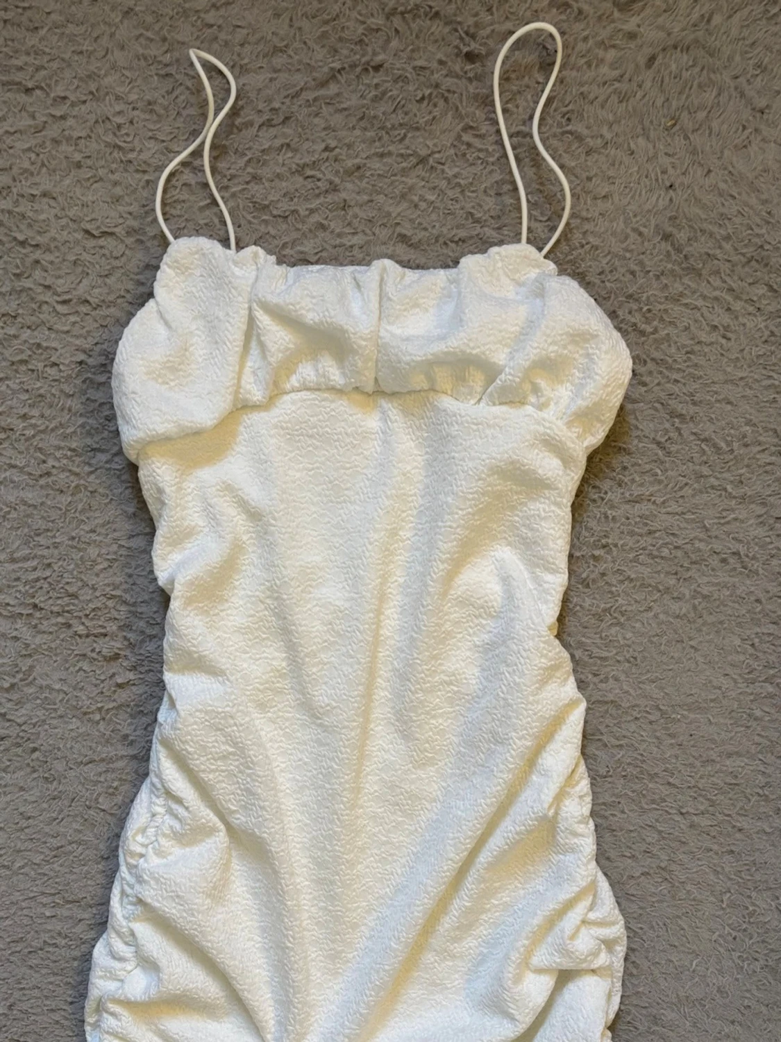 Vit kort klänning med tunna band