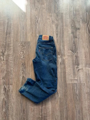 Levis jeans | 12A - Levis 512 jeans | Bra skick | Model: 512 | storlek: 12A - Motsvarar typ 152/160 | hör av er vid funderingar!🤝