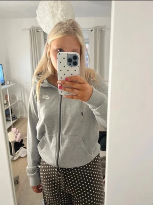 Grå zip hoodie från Nike - Snygg grå hoodie från Nike med dragkedja framtill och klassisk huva. 💕