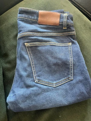 jeans från J.Lindeberg - Hej! Säljer dessa jeans från J.Lindeberg i storleken 31/32 men passar även 30/32. Dessa jeans är ursnygga och jag rekommenderar starkt eftersom nypriset är runt 1500! Priset är ej huggget i sten och hör gärna av er vid minsta fundering! 