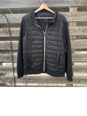 Svart cardigan  - Säljer en svart cardigan quiltad front och mjuka ärmar. Jackan har dragkedja framtill, två fickor och ribbade muddar vid ärmslut och nederkant. Perfekt för kalla dagar och enkel att matcha med olika outfits.