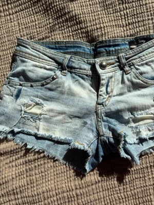 Lågmidjade jeansshorts - Assååå dom snyggaste jeansshortsen jag sätt men de passar inte mig😭. Från Disney. Mått finns på bilderna. 