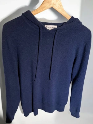 Kashmir hoddie - Säljer denna snygga Kashmir hoddie som kostar nypris 1700kr från s&t studios där den är slutsåld. 70% merinoull 30% Kashmir. Den har inga deffekter och bara att skriva vid frågor!