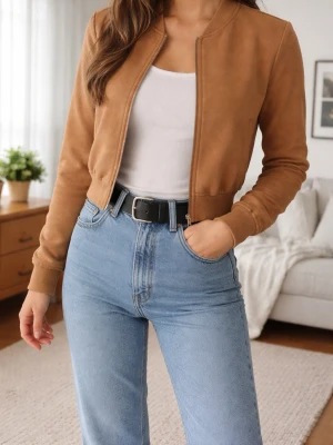 Brun bomberjacka Storlek L. - Snygg brun bomberjacka från H&M i kort modell med dragkedja framtill. Jackan har rundad krage, ribbade muddar och är tillverkad i ett mjukt tyg som ger en avslappnad look. Perfekt att matcha med jeans och t-shirt för en trendig stil.