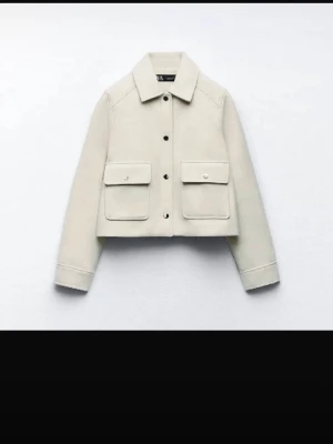 Söt vårkappa från Zara - Två stilrena overshirts från Zara i beige och grått. Båda har klassisk krage, stora bröstfickor med lock och knappar framtill. Overshirten har en boxig, croppad passform och är gjord i ett mjukt, tjockare tyg som ger en trendig look.