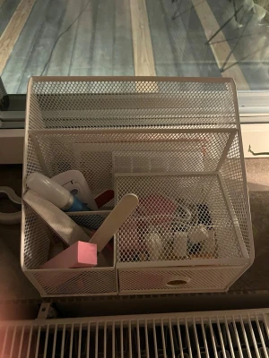 Vitt nagelställ+nagel produkter  - Säljer ett vitt metallställ bra för nagelförvaring! Man får då stället och även de tippar som finns kvar i paketet och även en övningsfinger att öva och göra naglar på. Man får även med rosa dukar för att få bort damm! Hör av vid frågor💗💗