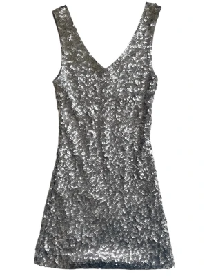 Paljettklänning från Amber Blue  - Silver mini paljettklänning 🩶Jag brukar vanligtvis ha strl XS i toppar och S i byxor för referens 