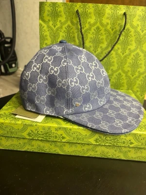 Blå Gucci keps med monogram - En riktigt fin blå Gucci keps som passar inför sommaren. Helt ny. Skriv privat för fler frågor