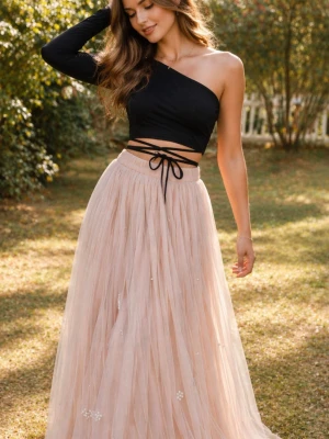 Supersöt outfit med tyllkjol och svar kort enarmad topp - Kjolen är midilängd  strl S/M och enarmad cropptopp som knyts från NAKD, strl S. Kommer från djur o rökfri hem! Säljs båda