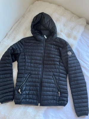 Colmar jacka - Säljer en svart pufferjacka från Colmar med huva och två dragkedjeförsedda fickor. Jackan är i fint skick, pris kan diskuteras vid snabb affär💞
