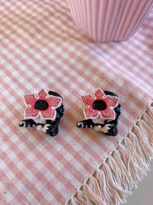 2 st demogorgon Stranger Things kinder joy Funko pop - Två små Stranger Things kinder joy demogorgon Funko pops som man kan sätta på en penna. Nya. 