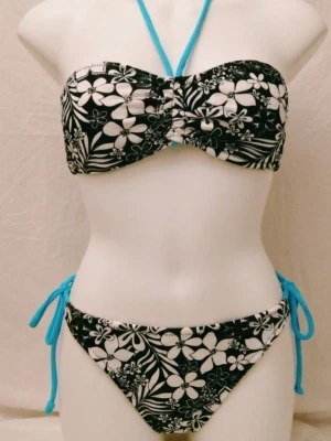 NY & OANVÄND svart vit blommig bikini. Strlk: 34/XS. Gina Tricot. Retro. 90-tal. - NY & OANVÄND svart vit blommig bikini från Gina Tricot. Retro. Inköpt i butik omkring 90-talet men kom aldrig till användning och förvarats väl sedan dess. Storlek: 34/XS. Felfri.