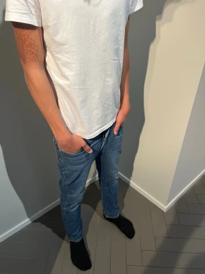 Levi’s Jeans - Säljer ett par kvalitets Levi’s jeans med normal passform och en skön färg. Jeansen är endast använda två gånger. Perfekta till en avslappnad stil och funkar året runt. Är lite liten på modellen. Modellen är 184cm