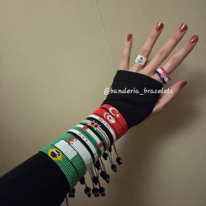 Premium Handgjort Justerbart Flaggarmband - 🔵Skriv vilken som önskas (andra flaggor går jättebra) 🔵Fast pris gäller 🔵International buyers may buy from website, most frequent buyers are from USA, Canada & Eastern Europe 🔵Justerbart 🔵TT & IG @banderia_bracelets 🔵Går att köpa här och på hemsidan, Etsy tillfälligt nedstängt 🔵Priset avser ett armband (ej ringarna) 🔵Går jättebra att beställa flera