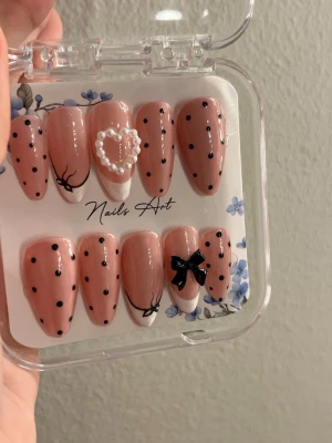 Press on naglar - Fina press on naglar, lite defekter på sidorna när jag gjorde de, därmed ett lägre pris🥰🎀
