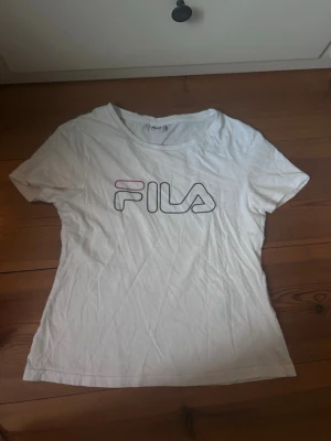 Tränings tröja - Vit t shirt från Fila. Perfekt till träning. Strl S/xs. Inte använd mycket så fint skick! Skriv om du har frågor!