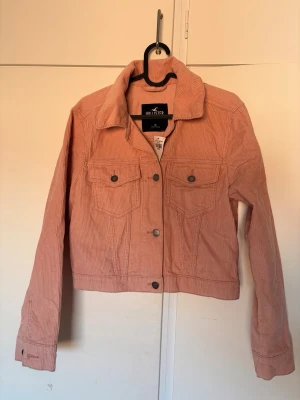 Rosa jeans-/manchesterjacka från Hollister - Helt ny rosa manchesterjacka från Hollister i klassisk modell. Nytt pris 498kr.