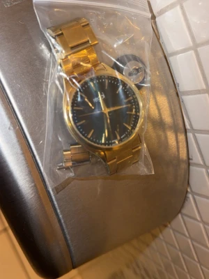 Guldig Regal klocka med mörkgrön urtavla - Snygg klocka från UrPenn helt ny oanvänd, köpt för 300kr säljer för 120kr. Kvitto och allt. Endast testad, plockat av en länk som är med i påsen.