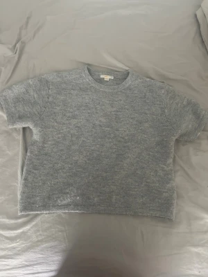 Grå stickad t-shirt i ullblandning - Söt grå kortärmad tröja. Säljer då den inte kommer till användning💕