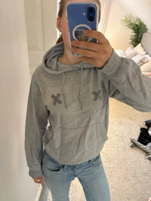 Grå hoodie - Cool grå hoodie med bröst på. Den är lite urtvättad men snygg till sommaren💕