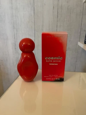 Cosmic Intense parfym Kylie Jenner - Cosmic Intense från Kylie Jenner är en parfym i en unik, röd och skulptural flaska. Doften har noter av stjärnjasmine, blodapelsin, gyllene amber, vanilj och mysk. Flaskan rymmer 30 ml!