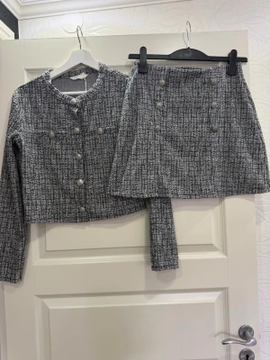Grått tweed set med kjol och jacka - Snyggt tvådelat set. Storlek S