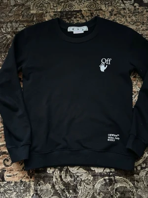 Svart sweatshirt från Off-White - Säljer en svart sweatshirt från Off-White har använt den ett par gånger  