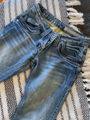 Lågmidjade jeans - Fina Lågmidjade jeans med knappar och fina detaljer på bakfickorna. Storlek xs!💗