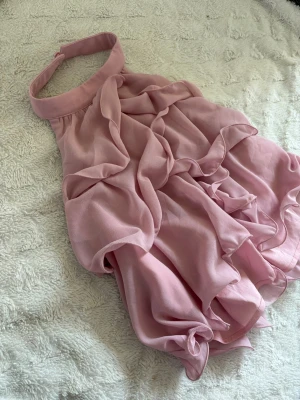 Rosa volang topp med halterneck - Supersöt rosa topp med halterneck storlek S