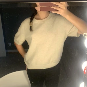 Trekvartsärmad tröja - funderar nu på o sälja denna underbara trekvarts tröjan från h&m, knappt använd. SÅ skön 💙💙💙