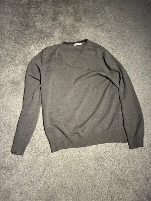 J Lindeberg pullover - Grå J.Lindeberg pullover i storlek L! Som ny