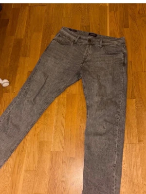 Jack & Jones jeans  - Säljer ett par grå jeans från Jack & Jones. Skicket är mycket bra utan defekter. Modellen är tapered Mike och storleken är 32,32. pris kan diskuteras!