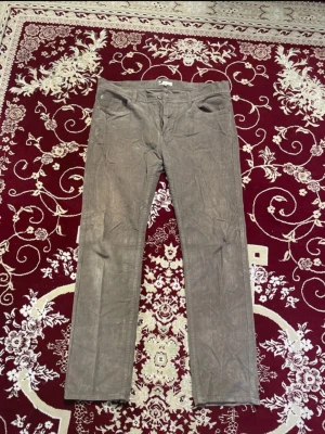 Khaki/Taupe Dressmann Manchesterbyxor  - Snygga khaki/taupe manchesterbyxor med raka ben och klassisk femficksmodell. Byxorna har dragkedjegylf och bälteshällor. 100% bomull.